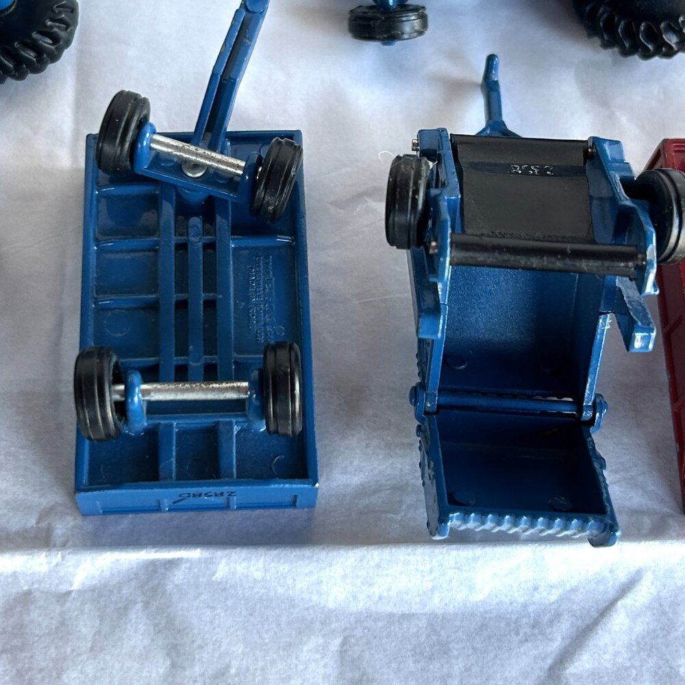 Ertl Farm Machinery Play Set with Extra Tractor and Barge Wagon - Picture 16 of 16